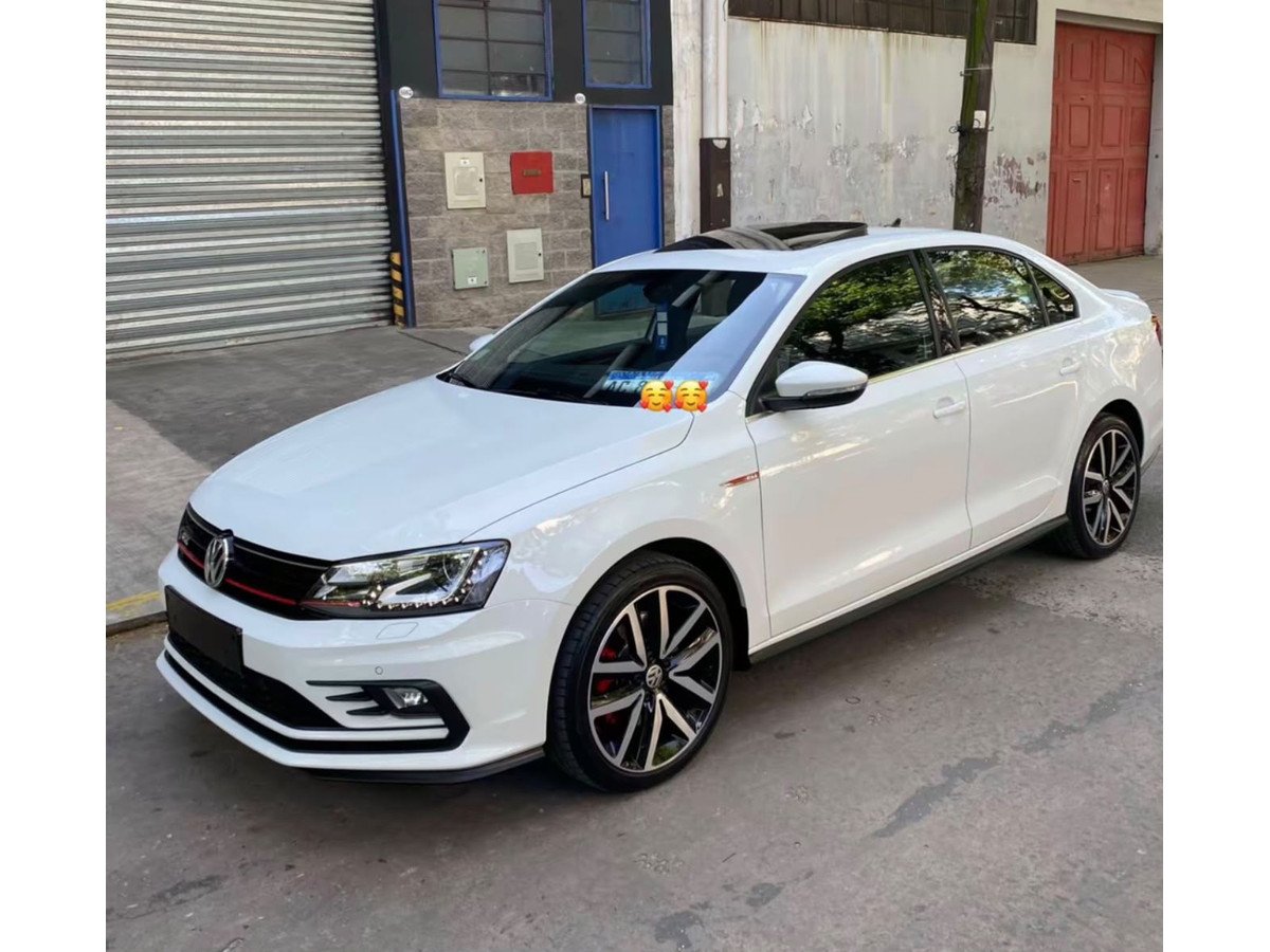 Volkswagen Vento blanco, fotografía real compartida por el negocio